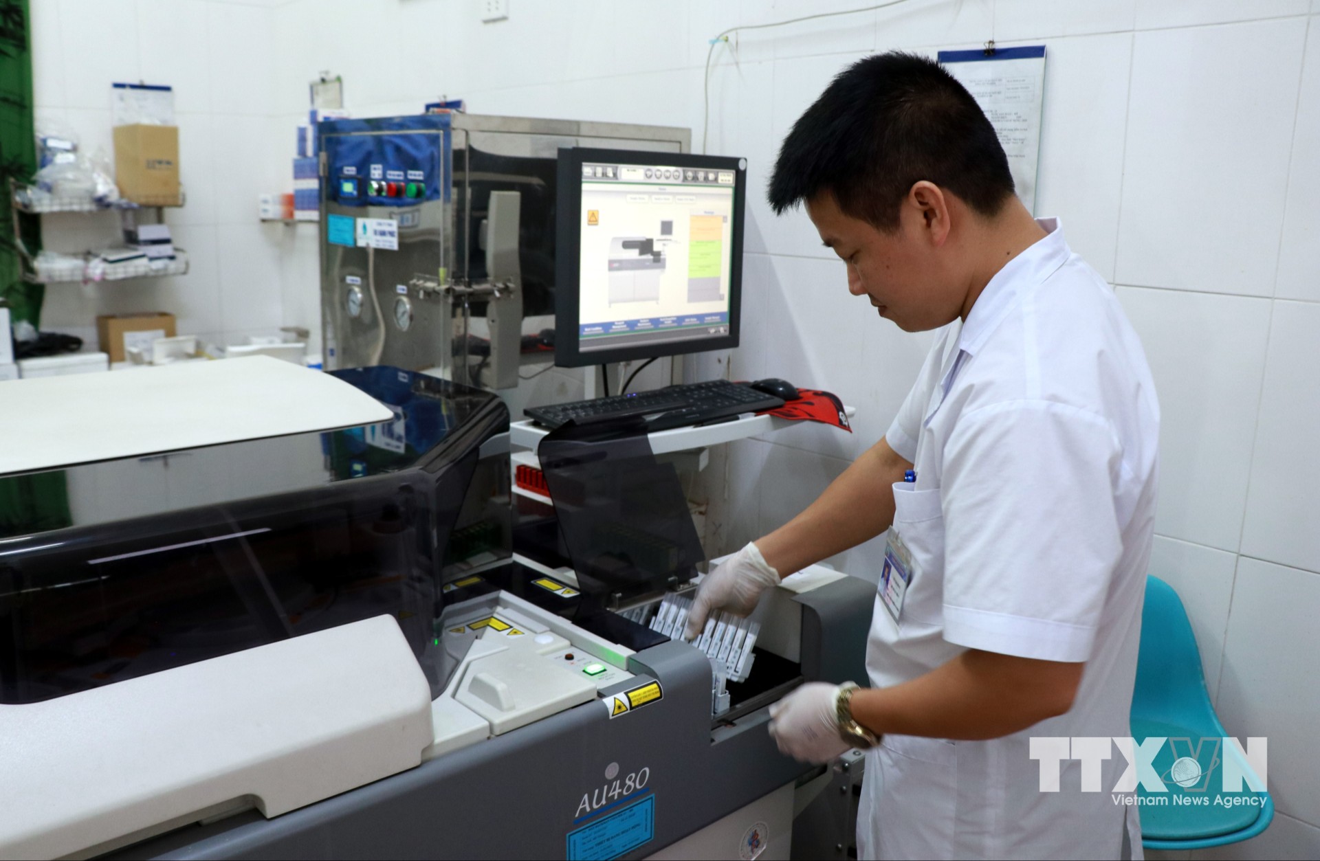 Nhân viên y tế vận hành hệ thống máy xét nghiệm tự động, phục vụ công tác khám, chữa bệnh tại Bệnh viện Đa khoa Ý Yên, tỉnh Ninh Bình. (Ảnh: Nguyễn Lành/TTXVN)